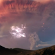 Ilustración para el artículo titulado ¿Recuerdas esta imagen de una erupción volcánica con relámpagos? Es un montaje